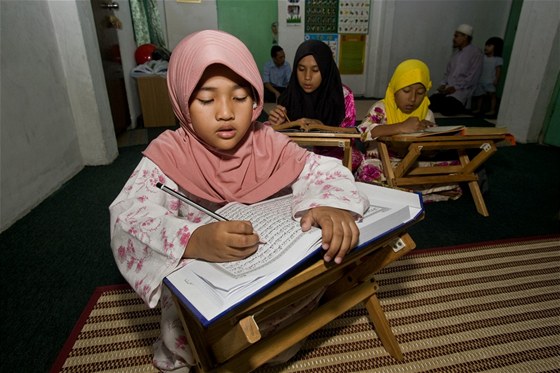 Malajské dti studují ve kole Korán