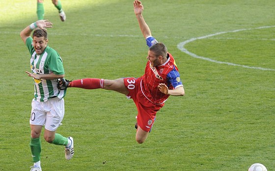 LEKCE KARATE. Martin Husár z Brna (vpravo) v souboji s Michalem Sedlákem z Bohemians. 