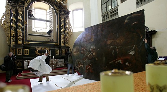 Návrat oltáního obrazu Ukamenování sv. tpána do litomické katedrály.