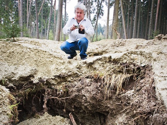 Starosta Netolic Oldich Petráek u jedné z mnoha hlubokých dr