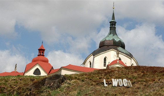 Recesista umístil na svah nedaleko kostela sv. Jana Nepomuckého na Zelené hoe nápis Hollywood.