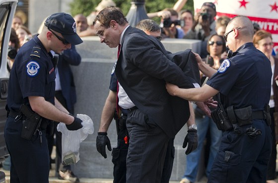 Policisté zatýkají washingtonského starostu Vincenta Graye (11. dubna 2011)