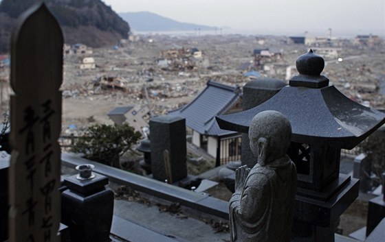 Kamenný Buddha shlíí na zdevastovanou oblast v prefektue Iwate. (14. dubna
