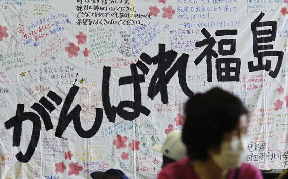 Pohled do jednoho z evakuaních center, na placht stojí "Nevzdáme to, Fukuima" (14. dubna 2011)
