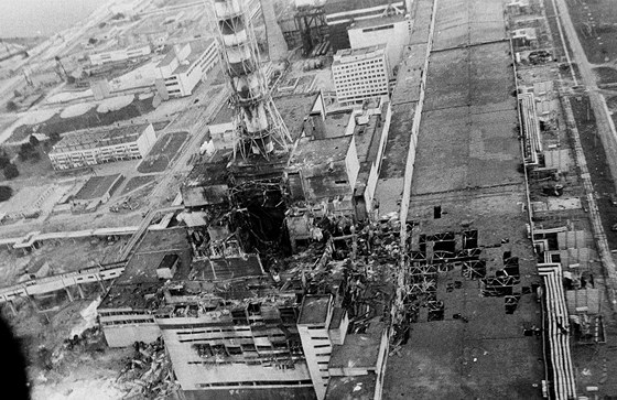 Poniená jaderná elektrárna v ernobylu na snímku z kvtna 1986 