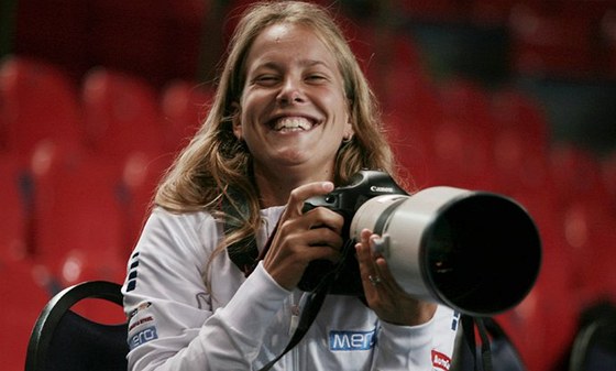 TENISTKA? Barbora Záhlavová-Strýcová má ráda týmové soute. Ve fedcupovém týmu si u vyzkouela i roli fotografky.
