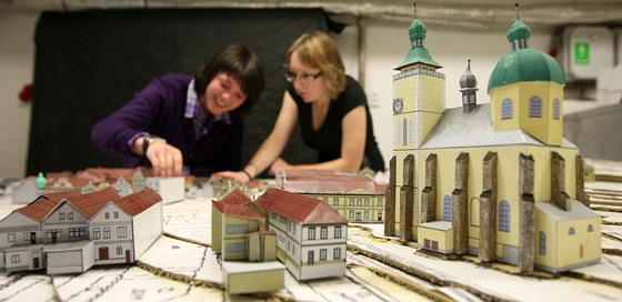Studentky Zdena Závtová (ve fialovém) a Jana Sedláková pracují na technickém lyceu Stední stavební koly v Havlíkov Brod na modelu starého msta.