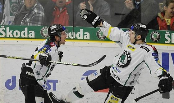 Mladoboleslavtí hokejisté David Vrbata (vpravo) a Nikola Gajovský se radují z gólu