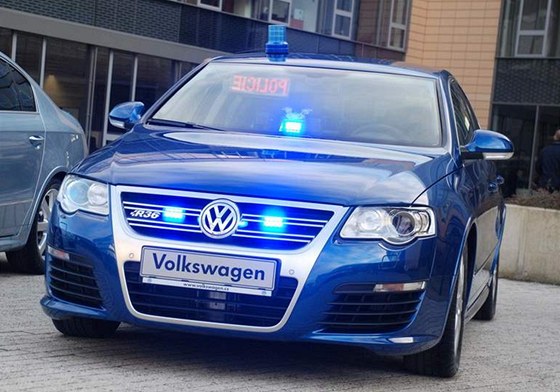 Nové, nejrychlejí auto dálniní policie: VW Passat R36