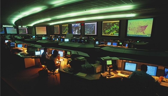 Letetí dispeei z Úadu pro dozor nad civilním letectvím monitorují na velitelství ve Virginii vekerá letadla nad Spojenými státy 