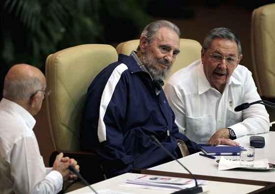 Fidel Castro na sjezdu komunistické strany, po jeho levici bratr Raúl (19. dubna 2011)