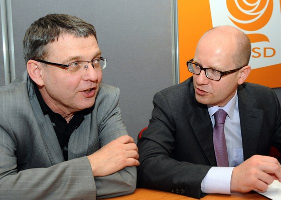 Stínový ministr zahranií Lubomír Zaorálek a pedseda SSD Bohuslav Sobotka na jednání pedsednictva sociální demokracie 