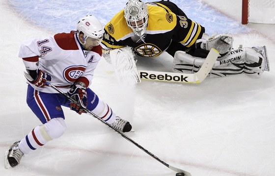 NEOBLAFNE. Tomá Plekanec byl jedním z nejaktivnjích montrealských hrá v prvním zápase play-off NHL, ale tímto blafákem na brankáe Tima Thomase z Bostonu nevyzrál.