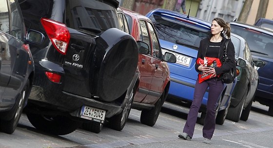 idii by se mli mít na parkovitích na pozoru ped cizinci, kteí za drobnou pomoc nabízejí dary. Vzáptí si toti se zbraní v ruce mohou íct o peníze. (Ilustraní snímek)