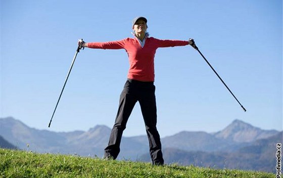 Nordic walking mohou provozovat sportovci i ti, kterým pohyb dosud moc neíkal