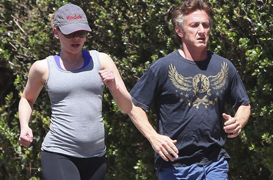 Scarlett Johanssonová a Sean Penn spolu chodí bhat (2011).