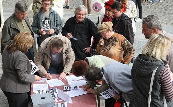 Druh demonstrace na podporu libereckho primtora Jana Koryte ped budovou radnice