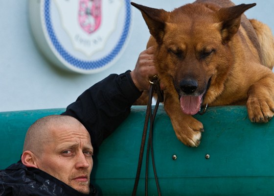 David Trau, který pracuje jako psovod u ústeckých stráník, zachránil z páchnoucí stoky uvznného psa. Na snímku je s policejním psem Matesem.