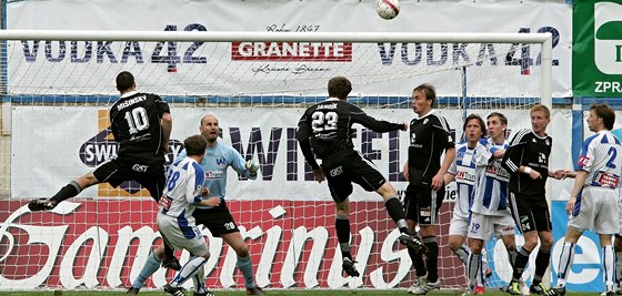 ÚSP̊NÝ NÁHRADNÍK. Na hiti byl sotva tyi minuty, kdy se hradecký fotbalista Marek Jandík prosadil proti ústecké obran. Takhle úspn hlavikoval.