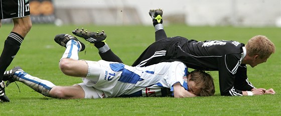 TVRDÝ SOUBOJ. Ústecký útoník Tomá Krbeek (v bílém) i jeho hradecký protihrá Pavel Dvoák skonili na trávníku. Ale první jmenovaný dopadl o nco h.