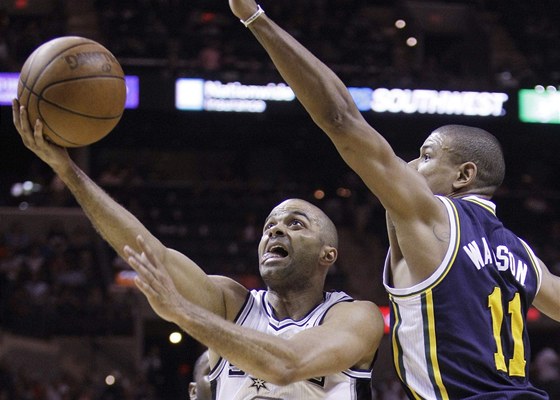 Tony Parker ze San Antonia zakonuje, brání ho Earl Watson z Utahu.