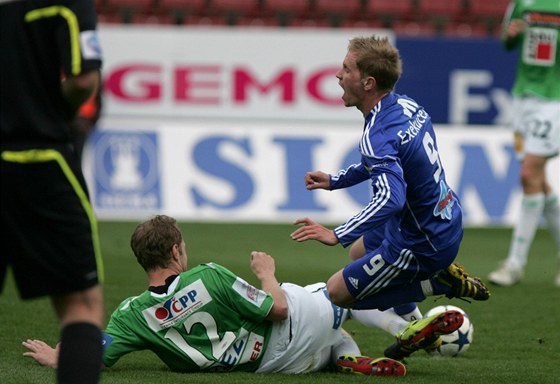 Jablonecký Karel Piták fauluje Lukáe Bajera z Olomouce.