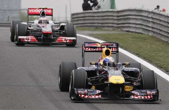 KVALIFIKACE. Sebastian Vettel (vpedu) a Jenson Button pi kvalifikaci Velké ceny íny.