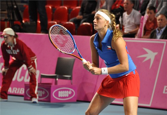 SOUSTEDNÍ. Petra Kvitová se soustedí na podání soupeky pi semifinále Fed Cupu v Belgii.