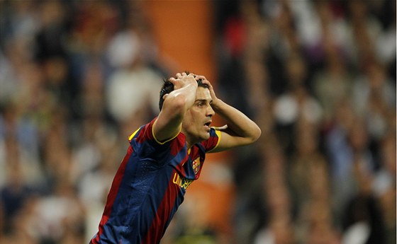TO SNAD NENÍ PRAVDA! David Villa z Barcelony se chytá za hlavu. Má za to, e rozhodí ml písknout penaltu.