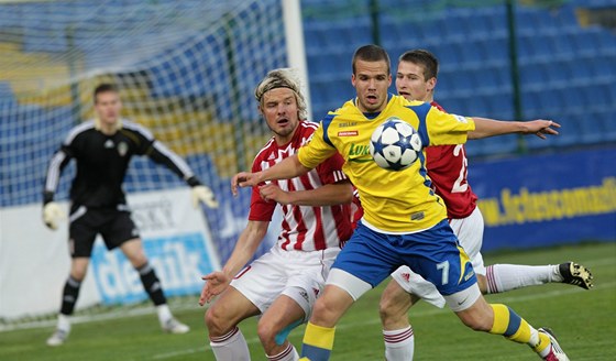 Momentka z duelu Zlín - ikov. Domácí fotbalisté (ve lutém) se neprosadili a prohráli.