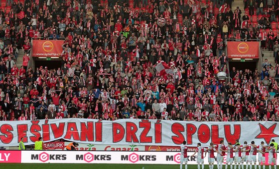 Fanouci a fotbalisté drí spolu. To je heslo posledních dn Slavie.