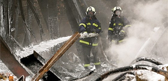 Hasii likvidují ohniska poáru ve vyhoelé budov (Ilustraní snímek)