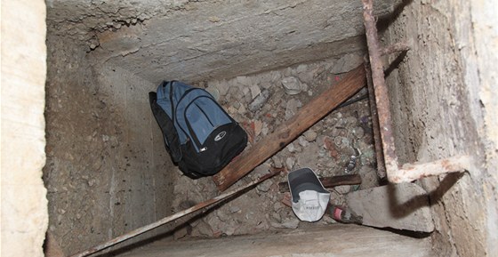 Otvor v podlaze, který zlodj povaoval za vchod do tunelu.