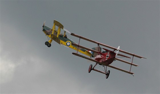 Ukázka leteckého souboje britské SE-5 a nmeckého trojploníku Fokker Dr 1 na chebském letiti.