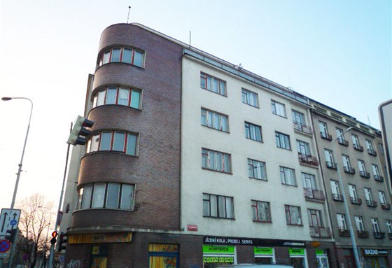 Stodvacetimetrový byt v tomto dom v praských Vrovicích majitel pronajímá za 9 tisíc korun, regulovaný nájem za takový byt je tém o ti tisíce vyí.