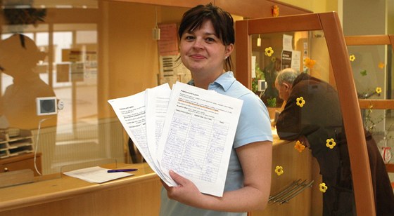 Recepní Slezské nemocnice v Opav Eva Zboilová s podepsanými petiními archy proti slouení nemocnic.