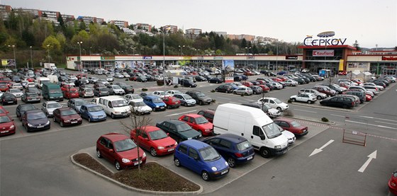 Parkovit nákupního centra epkov jet v dob, kdy se zde mohlo stát zdarma. Nyní u ped hypermarketem stává znateln mén aut.