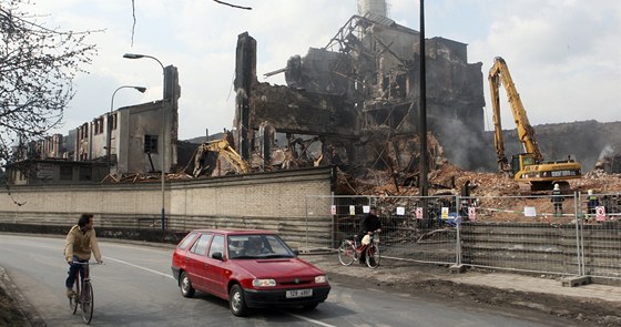 Odklízení trosek po poáru v podniku Remiva v Chropyni. (15. 4. 2011)