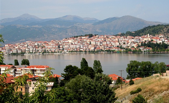 Kastoria zdáli budí dojem typického pímoského letoviska. Zdání ale klame. Voda je sladká a patí jezeru.