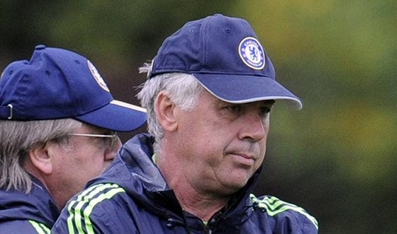 Carlo Ancelotti vede fotbalisty Chelsea ped úterním zápasem Ligy mistr s Marseille. Ve stedu podlehl jeho otec Giuseppe vleklé nemoci.