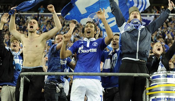 HRDINA. Na obou gólech v odvet proti Interu se podílel kanonýr Raúl, a tak si s fanouky Schalke uívá oslavy postupu do semifinále Ligy mistr.