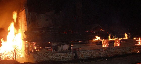 Rekreaní chata ve pindlerov mlýn úpln vyhoela (12.4. 2011).