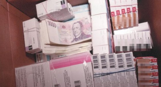 Zabavené peníze a léky, které mui prodávali pes internet (13.4. 2011)