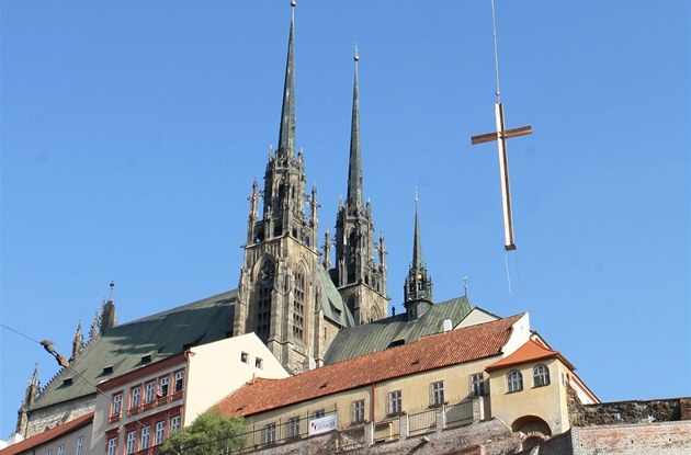 Peprava kíe helikoptérou k brnnskému chrámu Petra a Pavla na Petrov