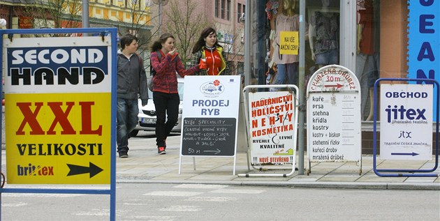 Táborská radnice chce sjednotit podobu reklamních pouta v ulici 9.kvtna.