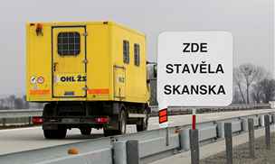 Nápis na dálnici D1 u Kromíe upozoruje na úsek, jeho stavbu SD reklamuje u Skansky.