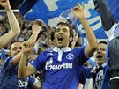 HRDINA. Na obou gólech v odvetě proti Interu se podílel kanonýr Raúl, a tak si s fanoušky Schalke užívá oslavy postupu do semifinále Ligy mistrů. HRDINA. Na obou gólech v odvetě proti Interu se podílel kanonýr Raúl, a tak si s fanoušky Schalke užívá oslavy postupu do semifinále Ligy mistrů.