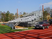 Na stadionu ve truncovch sadech vyrstaj ped zpasem se Slavi mobiln tribuny.