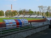 Na stadionu ve truncovch sadech vyrstaj ped zpasem se Slavi mobiln tribuny.