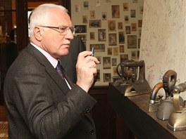 Prezident Vclav Klaus se pi nvtv v Jablonnm v Podjetd podepsal nad krb na rani Malevil. (18. dubna 2011)